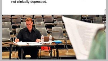 Jadi aktor paling hebat untuk menyembunyikan rasa sakit. Ku menahan rasa sakit, rasa sakit. Foto: via Healthy Place