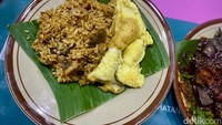 Untuk rasanya, nasi goreng babat di sini cenderung manis. Rasa bumnu gongsonya kurang terasa, tetapi itu terobati dengan tambahan telur dadar yang gurih. Foto: detikcom