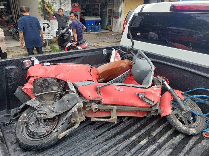 Wanita pengendara sepeda listrik bernama Ida Roheti (34) di Kabupaten Pangkep, Sulawesi Selatan (Sulsel) tewas terlindas truk.