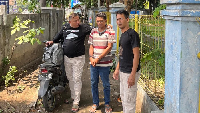 Pelaku pemukulan pengusaha di Mojokerto saat ditangkap petugas