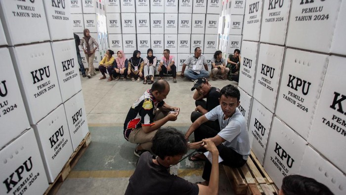 Sejumlah pekerja melipat surat suara di Gudang KPU Kota Depok, Cibinong, Kabupaten Bogor, Jawa Barat, Rabu (10/1/2024). KPU Kota Depok mulai melipat surat suara dengan jumlah surat suara sebanyak 7.118.800  lembar untuk melayani 1.393.282 pemilih dan ditargetkan selesai dalam waktu tujuh hari. ANTARA FOTO/Yulius Satria Wijaya/foc.