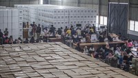 Diketahui, KPU Kota Depok mulai melipat surat suara dengan jumlah surat suara sebanyak 7.118.800 lembar untuk melayani 1.393.282 pemilih dan ditargetkan selesai dalam waktu tujuh hari.