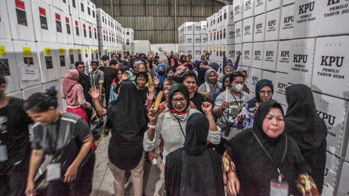 Pelipatan kertas suara Pemilu 2024 KPU Kota Depok Sejumlah pekerja melipat surat suara di Gudang KPU Kota Depok, Cibinong, Kabupaten Bogor, Jawa Barat, Rabu (10/1/2024). KPU Kota Depok mulai melipat surat suara dengan jumlah surat suara sebanyak 7.118.800 lembar untuk melayani 1.393.282 pemilih dan ditargetkan selesai dalam waktu tujuh hari. ANTARA FOTO/Yulius Satria Wijaya/foc.