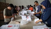 Para pekerja mendapat upah Rp 55 ribu/dus. Mereka bisa melipat surat suara sebanyak 3 dus/hari.