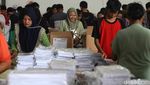 Ratusan Emak-emak Ikut Lipat Suara Pilpres 2024