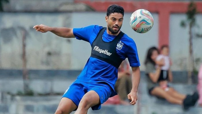 Pemain asing PSIS asal Brazil, Vitinho saat berlatih bersama tim.