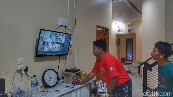 Pemilik rumah memperlihatkan rekaman CCTV saat pencuri beraksi.