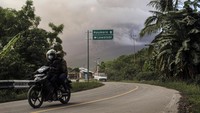 Hendra mengimbau masyarakat di sekitar Gunung Lewotobi Laki-Laki tidak melakukan aktivitas apapun dalam radius 4 kilometer dari pusat erupsi gunung api itu. Masyarakat juga tidak berkegiatan dalam radius sektoral 5 kilometer pada arah barat laut-utara.  