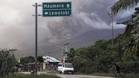 Penampakan Gunung Lewatobi Berstatus Awas, Warga Diminta Menjauh