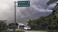 Pusat Vulkanologi dan Mitigasi Bencana Geologi (PVMBG) menaikkan status Gunung api Lewotobi Laki-laki dari Level III (Siaga) menjadi Level IV (Awas) pada Selasa (9/1/2024) pukul 23:00 WITA.  
