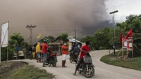 Sejumlah warga bersiap mengungsi saat Gunung Lewotobi Laki-laki mengeluarkan abu vulkanik di Desa Nobo, Ile Bura, Flores Timur, NTT, Rabu (10/1/2024).   