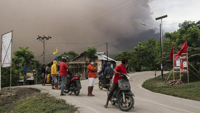 Penampakan Gunung Lewatobi Berstatus Awas, Warga Diminta Menjauh