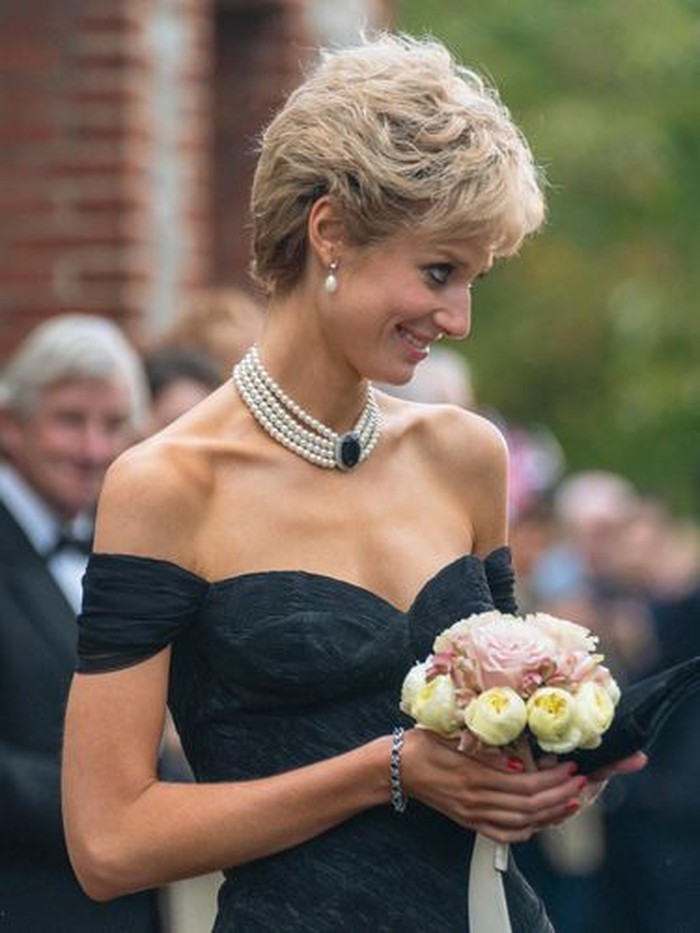 Penampakan Replika 'Revenge Dress' Putri Diana yang Dilelang Usai The Crown Tamat Aktris Elizabeth Debicki mengenakan replika 'Revenge Dress' Putri Diana di serial Netflix 'The Crown'.