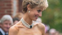 Bonhams, seperti diberitakan The Strait Times pada Jumat (24/11), mengungkapkan lelang dilakukan sehingga fan bisa membeli barang-barang yang muncul dalam The Crown, termasuk replika revenge dress Putri Diana yang dikenakan oleh aktris Elizabeth Debicki di Season 5. (Dok. Netflix)  