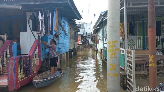 Penampakan rumah di Kelurahan Legok, Kota Jambi terendam banjir.