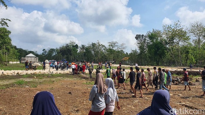 Warga saat melihat penemuan mayat di Wonosari Gunungkidul