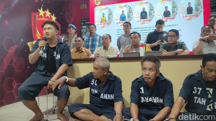 Donal Harianto (duduk), pelaku perdagangan ratusan anjing saat dihadirikan di Mapolrestabes Semarang, Rabu (10/1/2024).