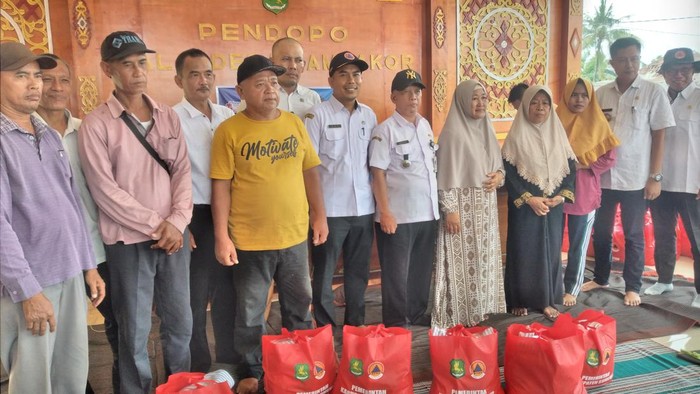 Penyerahan bantuan kepada korban angin puting beliung di Balai desa Nambakor, Kecamatan Saronggi, Sumenep.