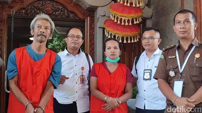 Perbekel dan bendahara desa tersangka korupsi dana Desa Kebon Padangan resmi ditahan Kejari Tabanan.