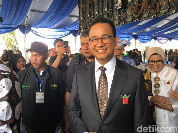 Capres nomor urut satu Anies Baswedan beserta istri usai menghadiri acara Dhaup Agěng di Pura Pakualaman, Rabu (10/1).