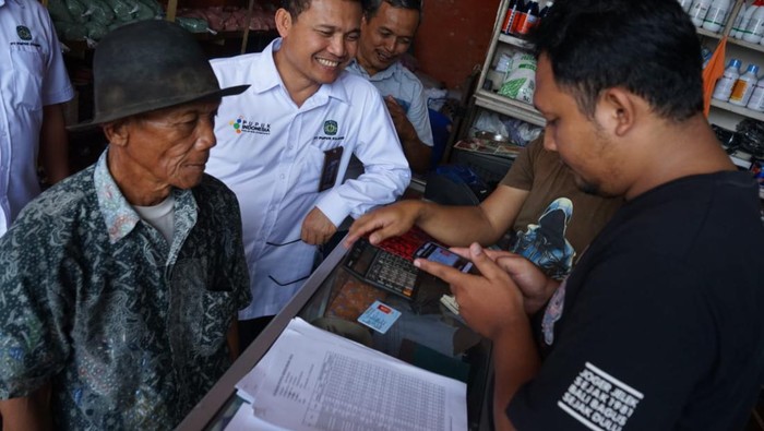 Petani Garut saat menebus pupuk pakai KTP