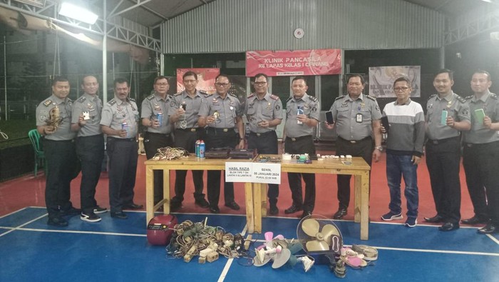 Petugas melakukan sidak di Lapas Cipinang, Jakarta Timur.