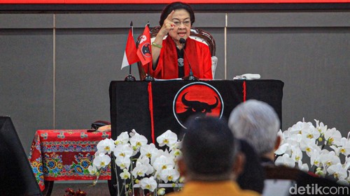 Megawati Soekarnoputri berikan pidato politik di HUT ke-51 PDIP. Megawati mengatakan PDIP bisa berdiri seperti ini bukan karena presiden, tapi karena dukungan rakyat.