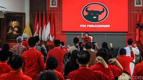 Megawati Soekarnoputri berikan pidato politik di HUT ke-51 PDIP. Megawati mengatakan PDIP bisa berdiri seperti ini bukan karena presiden, tapi karena dukungan rakyat.