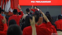 Sesekali, Megawati menyampaikan pidatonya dengan berapi-api. 