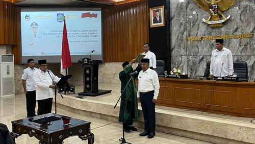 Pj Gubernur NTB Lalu Gita Ariadi saat melantik Pj Sekda Ibnu Salim di Gedung Sangkareang, Kompleks Kantor Gubernur NTB, pada Rabu (10/1/2024).