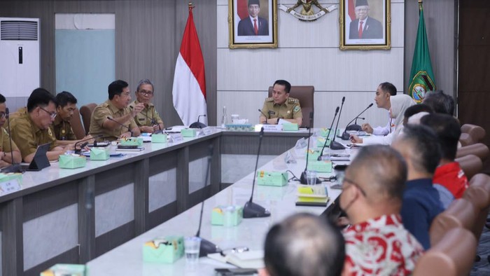 Pj Gubernur Sumsel pimpin rapat penanganan pengendalian inflasi.