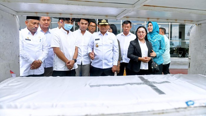 Pj Gubsu Hassanudin menyambut kedatangan jenazah Lakhomizaro di Bandara Internasional Kualanamu, Deli Serdang