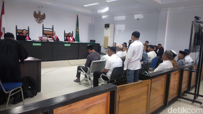 Kasus demo ricuh berujung pembakaran kantor Bupati Pohuwato, Gorontalo memasuki tahap persidangan. Jaksa mendakwa 15 orang tersangka melakukan kekerasan.