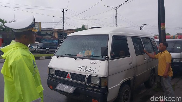 Polda Sumut saat razia angkutan umum. (Foto: Finta Rahyuni/detikSumut)