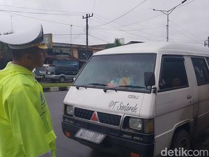 Polisi Tilang Angkutan Umum Naik-Turunkan Penumpang di Jalan SM Raja Medan