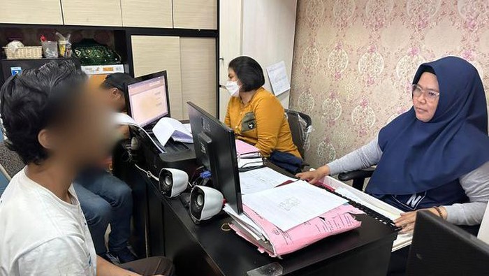 Polisi menangkap pria pelaku ekshibisionisme di Jalan Raya Pajajaran, Kota Bogor, Jawa Barat. Pelaku sudah berada di Polresta Bogor Kota untuk diperiksa. (dok Polresta Bogor Kota)
