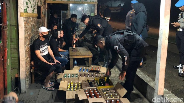 Polisi saat menggerebek warung remang-remang di Bandung Barat