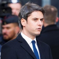 Gabriel Attal bergabung dengan Partai Sosialis ketika ia berusia 17 tahun. Ia menjadi terkenal dalam politik Prancis setelah ditunjuk sebagai juru bicara pemerintah selama pandemi COVID-19. Foto: LUDOVIC MARIN/Pool via REUTERS