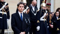 Attal juga PM Prancis pertama yang secara terbuka pernah menyatakan dirinya gay. Saat itu, Attal sedang menjalin hubungan dengan mantan penasihat politik Macron, Stephane Sejourne. 