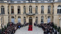 Perdana Menteri Prancis yang baru diangkat Gabriel Attal menyampaikan pidato pada upacara serah terima dengan Perdana Menteri Elisabeth Borne di Hotel Matignon di Paris, Prancis, pada 9 Januari 2024. 
