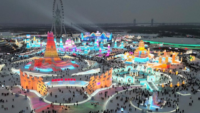 Potret Warna-warni Festival Es Terbesar Dunia di Harbin China General view of the Harbin Ice and Snow World theme park in Harbin, Heilongjiang province, China January 4, 2024. REUTERS/Tingshu Wang