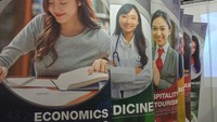 Institut seni hingga civitas akademika bidang ekonomi unjuk gigi dalam pameran tersebut. Siswa bisa puas bereksplorasi. (Foto: Nikita Rosa/detikedu)