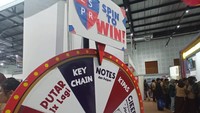 Perguruan tinggi yang hadir menawarkan booth informasi hingga games interaktif. Terlukis antusiasme di wajah para siswa. (Foto: Nikita Rosa/detikedu)