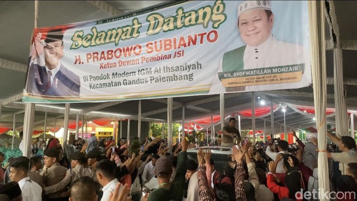 Prabowo membagikan kaos setelah acara silaturahmi di Pondok Modern IGM Al Ihsaniyah