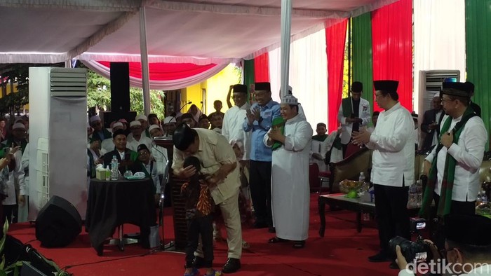 Prabowo mencium anak kecil Achmad Mahdi Alfaruq saat naik ke panggung pada acara silahturhami Pondok Modern Al - Ihsaniyah Gandus Palembang.