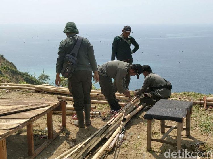 Lapak dan Bangli di JLS Sine Tulungagung Ditertibkan