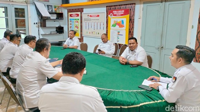 Rapat Pleno KPU Probolinggo yang berujung pencoretan caleg yang masih aktif jadi perangkat desa.