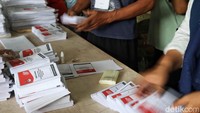 Pengerjaan pelipatan suara Pilpres mulai kerja dari jam 8.00 WIB pagi sampe jam 5 tapi sore jika mau lembur bisa sampai maksimal jam 10 malam.