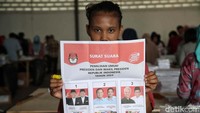 Ratusan pekerja melakukan penyortiran dan pelipatan surat suara pemilihan presiden (Pilpres) 2024 di Gudang KPU Jakarta Timur, Kawasan Jakarta Industrial Estate Pulogadung (JIEP), Jakarta Timur, Rabu (10/1/2024).
