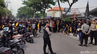 Aksi massa PSHW ini memaksa Jalan RA Basuni ditutup dari Simpang 4 Sooko sampai simpang 3 Penarip. Sebab massa memenuhi badan jalan.